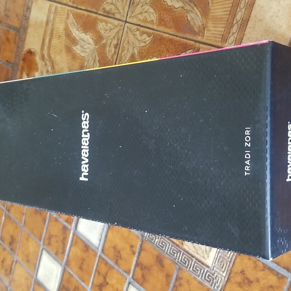 NWT HAVAIANAS flip flops - Picture 9 of 13